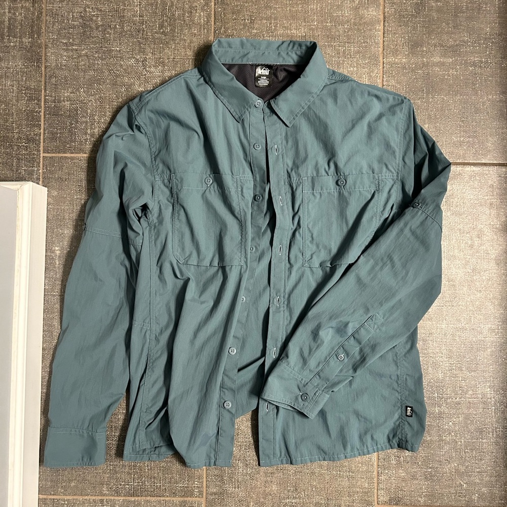 REI (2) Two long sleeve casual vented button down men’s size large